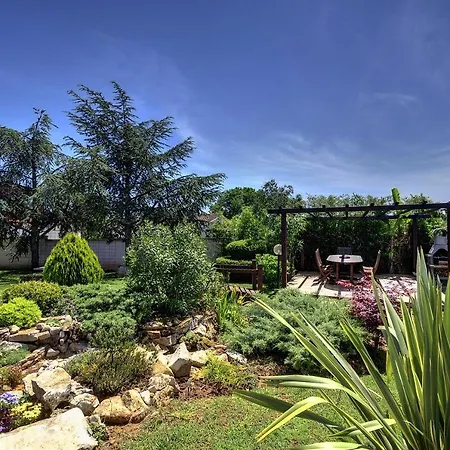 Schoene Mit Aussenpool, Klimaanlage, Wlan, Bbq Und Toller Aussenterrasse * Pula